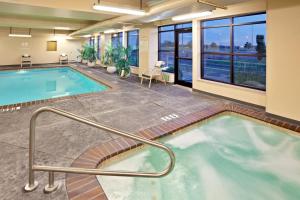 a large indoor pool with a hot tub in a building at Holiday Inn Express Hotel & Suites Pasco-TriCities, an IHG Hotel in Pasco