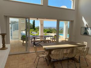 En balkon eller terrasse på Luxury Villa, Ocean View, Private Heated Pool