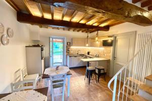 a kitchen and dining room with a table and chairs at La Casetta di nonnaNà - Casa vacanze in Terni