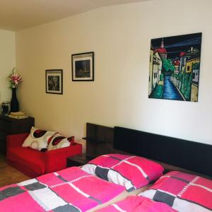 リプノ・ナト・ヴルタヴォウにあるApartmán Na Pohodu 25のベッドルーム1室(ベッド2台付)が備わります。壁には絵画が飾られています。