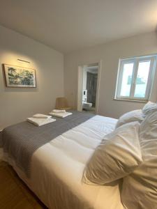 En eller flere senge i et værelse på Luxury Villa, Ocean View, Private Heated Pool + 41 billeder