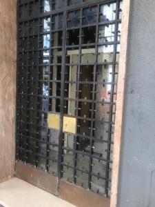 una puerta con una puerta de metal en un edificio en Affittacamere Romina en Bolonia