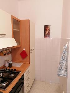 Kuchnia lub aneks kuchenny w obiekcie Ortensia - Sanremo Apartments