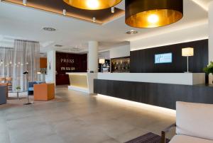 um lobby de hotel com balcão de recepção em Holiday Inn Express Antwerpen City North by IHG em Antuérpia