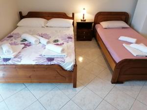 ein Schlafzimmer mit 2 Betten und Handtüchern darauf in der Unterkunft NEW PANORAMA STUDIOS in Paralio Astros