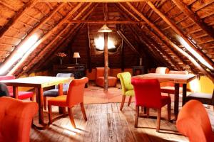 une chambre avec des tables et des chaises dans une cabine dans l'établissement Hacienda El Porvenir by Tierra del Volcan, à Machachi