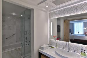Baðherbergi á InterContinental Tegucigalpa at Multiplaza Mall by IHG