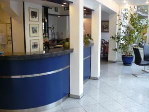 eine Lobby mit einem blauen Tresen in einem Gebäude in der Unterkunft Mirage City Hotel Stuttgart Zentrum in Stuttgart