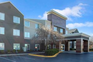 un bâtiment avec un parking en face de celui-ci dans l'établissement La Quinta by Wyndham Hopkinsville, à Hopkinsville