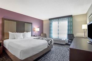 ein Hotelzimmer mit einem großen Bett und einem Fenster in der Unterkunft La Quinta by Wyndham Hopkinsville in Hopkinsville