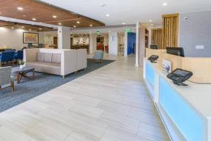 um lobby de um hospital com uma sala de espera em Holiday Inn Express Southington, an IHG Hotel em Southington