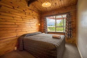 Säng eller sängar i ett rum på Te Anau Top 10 Holiday Park and Motels