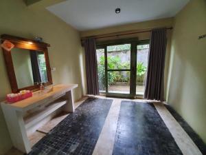 łazienka z umywalką i lustrem w obiekcie Botchan Hostel w Kuta Lombok