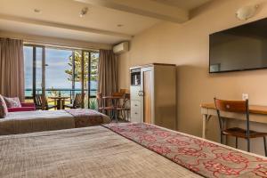 Postel nebo postele na pokoji v ubytování Pebble Beach Motor Inn