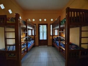Łóżko lub łóżka w pokoju w obiekcie Botchan Hostel