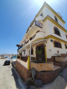 un edificio al lado de una calle en Casa Vacanza Delfino Bianco, en Lampedusa