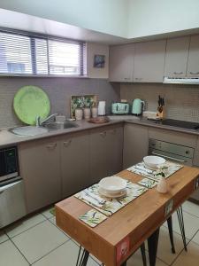 A kitchen or kitchenette at Jackies City Central Apartment