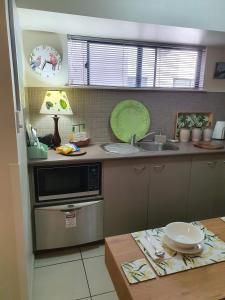 A kitchen or kitchenette at Jackies City Central Apartment