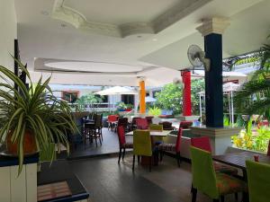 En restaurant eller et andet spisested på Tropical Palm