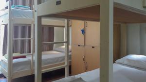 Etagenbett mit 2 Etagenbetten in einem Zimmer in der Unterkunft RedDoorz Hostel @ Manado Green Hostel in Manado