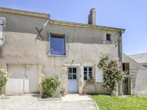 una vieja casa de piedra con una puerta azul en Burgundian Farmhouse in Talon with Fireplace, en Talon