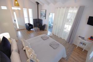 um quarto com uma cama branca e um sofá em Hampton Estate Wines em Mount Tamborine