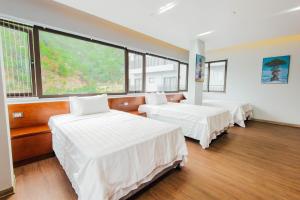 Postel nebo postele na pokoji v ubytování Catba Buffalo Hostel