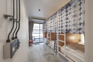 Bunk bed o mga bunk bed sa kuwarto sa Small Town Hostel