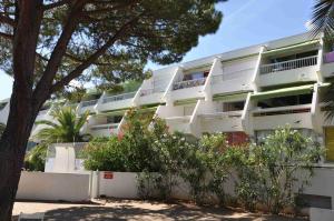 ein weißes Gebäude mit Balkon auf der Seite in der Unterkunft Port-Vincent in La Grande-Motte