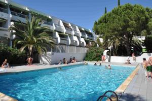 - un groupe de personnes dans une piscine à côté d'un bâtiment dans l'établissement Port-Vincent, à La Grande Motte