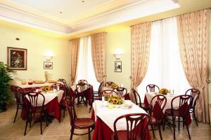 
A restaurant or other place to eat at Hotel Demetra Capitolina
