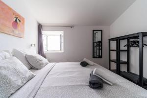 سرير أو أسرّة في غرفة في Apartment Mo-Mo