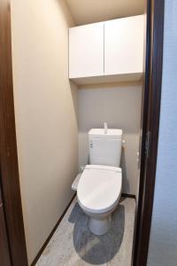 東京にあるH2O STAY Ōtorii - Male Onlyのバスルーム(白いトイレ付)が備わります。