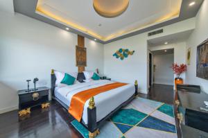 1 dormitorio con 1 cama extragrande en Lijiang Mountain View Boutique Inn, en Lijiang