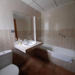 
A bathroom at Hotel Rural Cor De Prades

