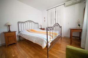 um quarto com uma cama e piso em madeira em Lefki Villas em Lefki