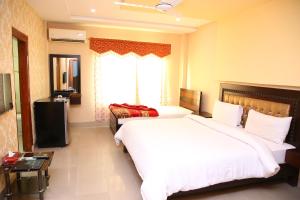 Postel nebo postele na pokoji v ubytování Hotel Crown Inn Multan