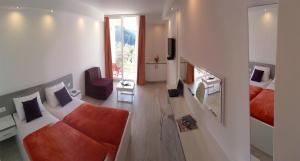 Habitación pequeña con 2 camas y sofá en White House Lopud,Dubrovnik, en Lopud Island