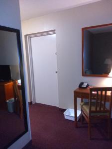 TV a/nebo společenská místnost v ubytování Econo Lodge