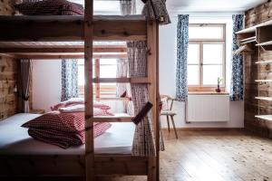 Postel nebo postele na pokoji v ubytování Gasthof Fallmühle