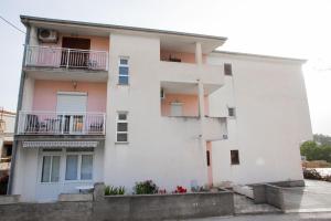 - un bâtiment blanc avec balcon dans l'établissement Apartment ANA Podstrana, à Podstrana
