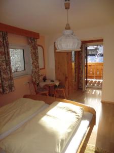 - une chambre avec un lit, une table et une fenêtre dans l'établissement Apartment Leber, à Ehrwald