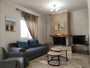 A seating area at Nafplio City Apartments