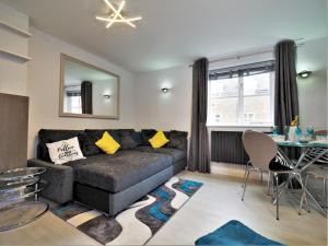 a living room with a couch and a table at Beautifully Boutique 4 Sleeper Eton High Street in Windsor