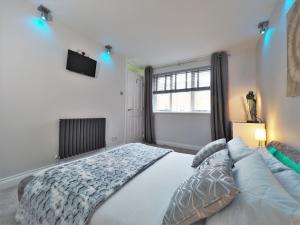 een slaapkamer met een groot bed en een raam bij Beautifully Boutique 4 Sleeper Eton High Street in Windsor