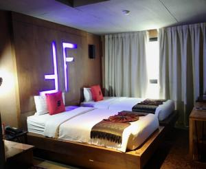 Postel nebo postele na pokoji v ubytování The Fusion Suites