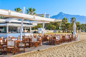 Een restaurant of ander eetgelegenheid bij Apartamento Playas del Duque - Puerto Banús - Marbella