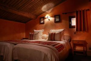 Ein Bett oder Betten in einem Zimmer der Unterkunft Hôtel Christiania