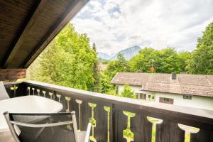 een balkon met een tafel en uitzicht op de bergen bij Ferienwohnung Jahn in Oberstdorf