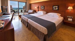 Postel nebo postele na pokoji v ubytování Protur Roquetas Hotel & Spa